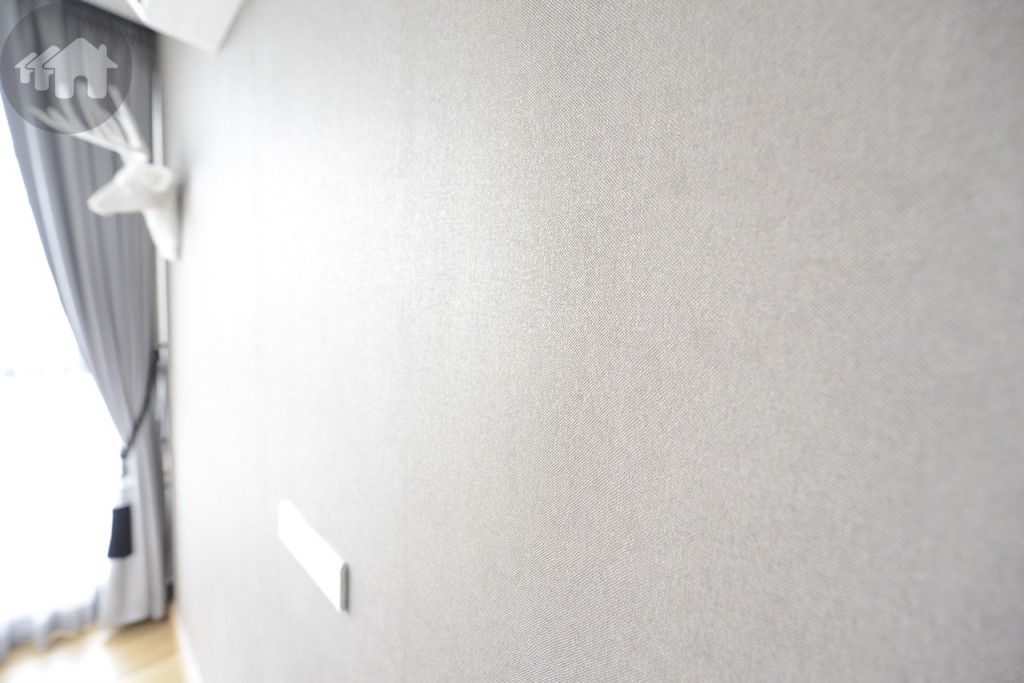 ห้องตัวอย่างติดวอลเปเปอร์ให้ ซึ่งห้องที่ขายจริงจะเป็นแบบฉาบปูนเรียบธรรมดา หากว่าลูกค้าต้องการผนังและการตกแต่งแบบห้องตัวอย่าง สามารถสั่งทำได้ แต่จะมีค่าใช้จ่ายเพิ่มเติม