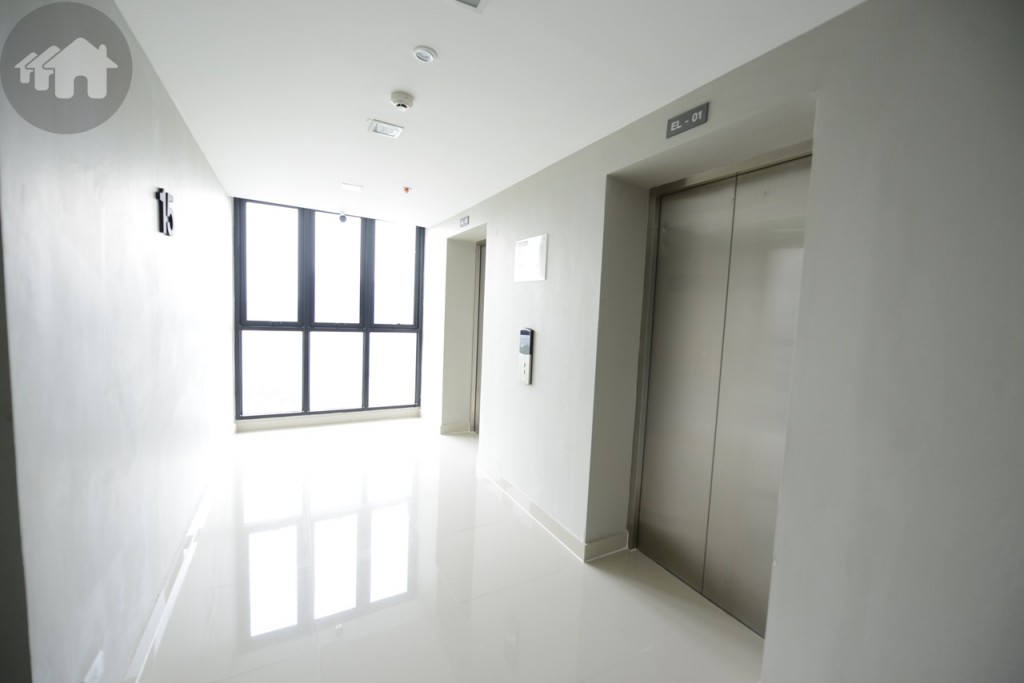 ถัดเข้าไปในส่วนของลิฟต์ จะมีอยู่ 2 ตัว  Mail Box รวมอยู่ที่ด้านหน้าของลิฟต์โดยสาร