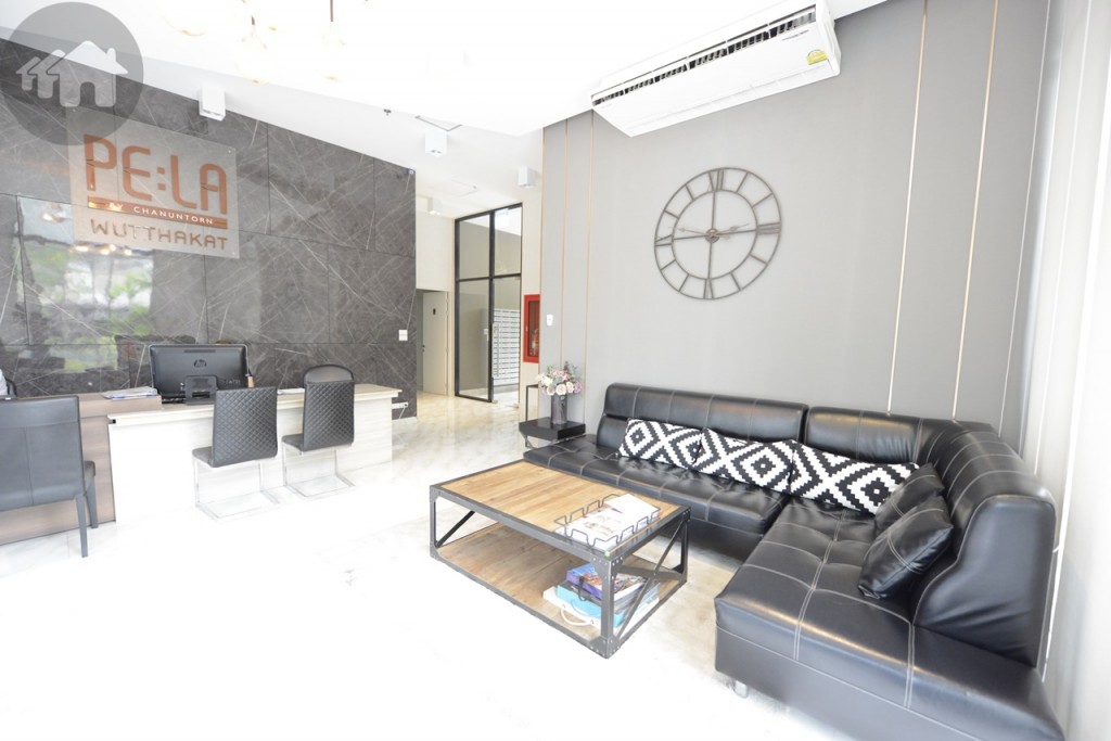 ในส่วนของล็อบบี้มีเคาน์เตอร์ต้อนรับ และมุมโซฟารับแขกอยู่มุมห้อง