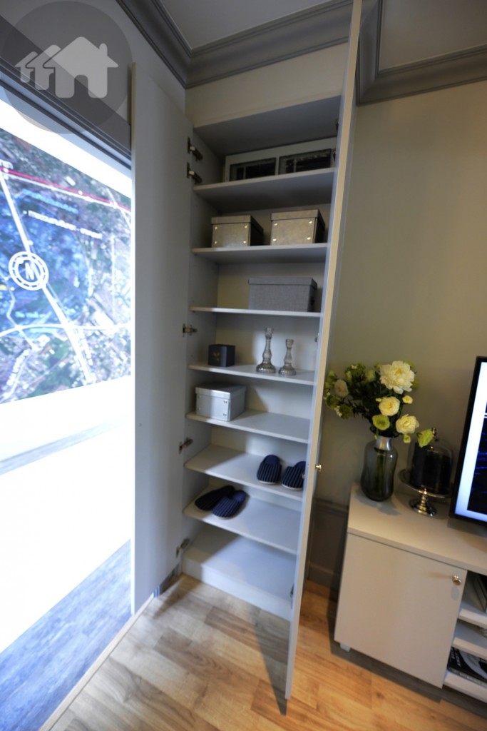 ชั้นวางรองเท้าหรือใช้เก็บของต่างๆ ได้ อยู่ตรงริมประตู ซึ่งทางโครงการแถมให้เช่นเดียวกัน