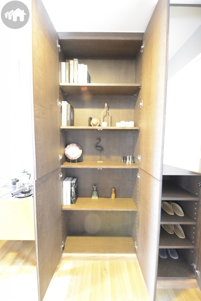 ไปดูมุมตรงประตูกันบ้าง ด้านข้างมีการจัดตู้เก็บรองเท้าและเก็บของเป็นชั้นๆ ดีไซน์ด้วยกระจก ช่วยทำให้ห้องดูกว้างขึ้น และช่วยสะท้อนแสงสว่างภายในห้อง