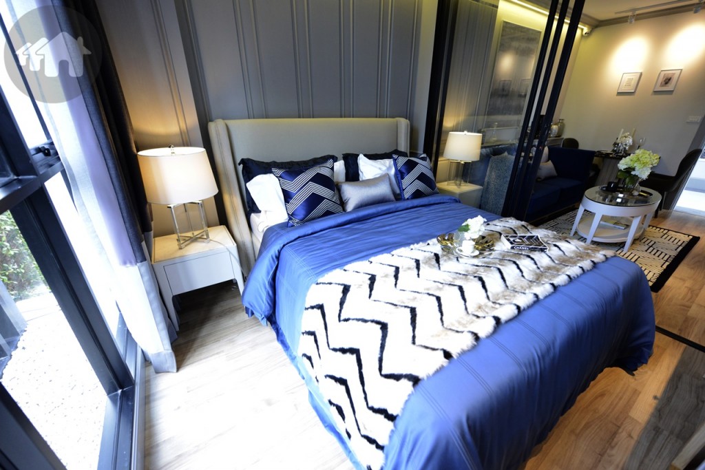 ริมเตียงด้านใน มีพื้นที่เหลือพอวางโต๊ะขนาดเล็กได้