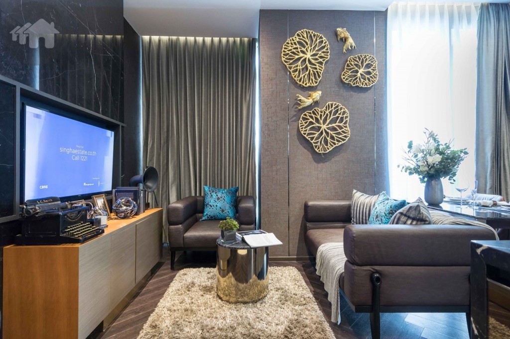 เชื่อมต่อกับห้องนั่งเล่น พื้นปูด้วยไม้เอ็นจิเนียร์ แบบสำเร็จรูปลายก้างปลา สี Dark Oak ขนาด 100x600x15 มิลลิเมตร