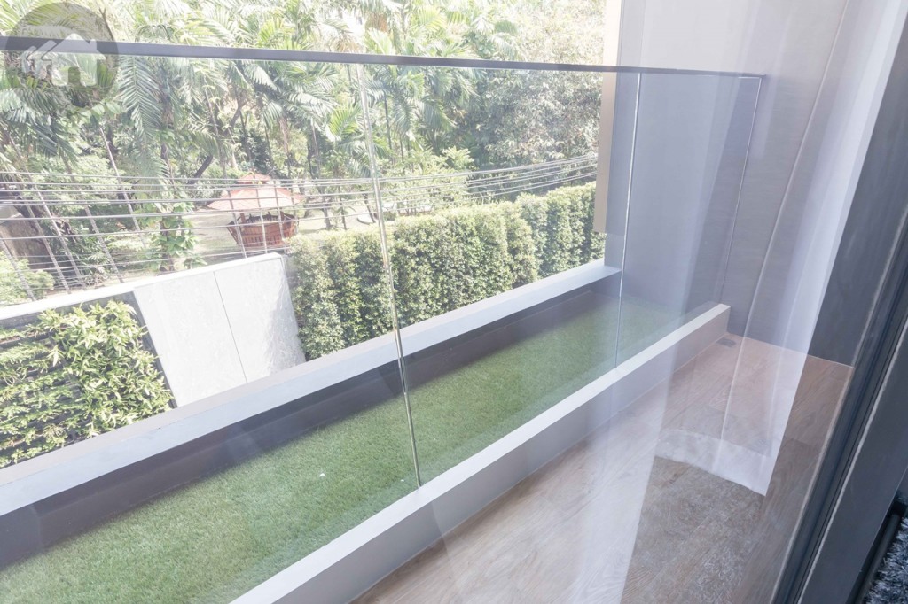 ด้านข้างเป็นระเบียงกว้างไม่มีคอมเพรสเซอร์เครื่องปรับอากาศ ทำให้ได้วิวและใช้ระเบียงพักผ่อนได้อย่างเต็มที่