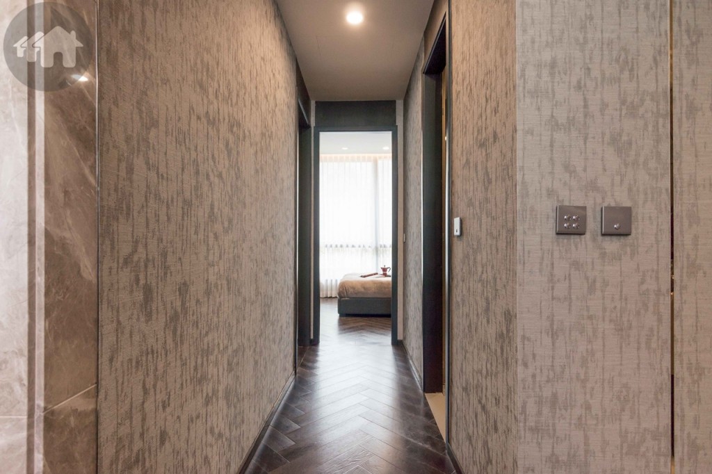 ทางเดินเชื่อมไปห้องนอน ติดวอลเปเปอร์สีน้ำตาลอมเทาของ Jim Thompson