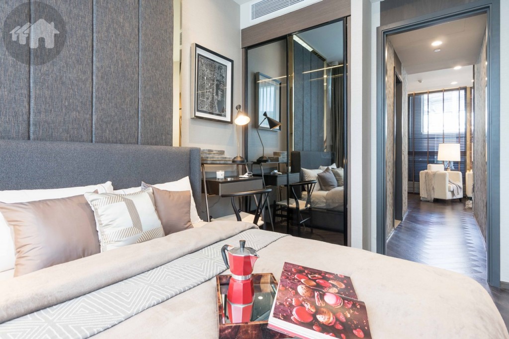 ข้างเตียงอีกด้านวางโต๊ะเขียนหนังสือ และตู้เสื้อผ้าบิลท์อิน