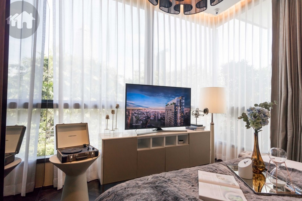 พิเศษด้วยผนังกระจกเข้ามุม เพิ่มมุมมองและรับวิวได้กว้างขึ้น ปลายเตียงเป็นชั้นวางโทรทัศน์