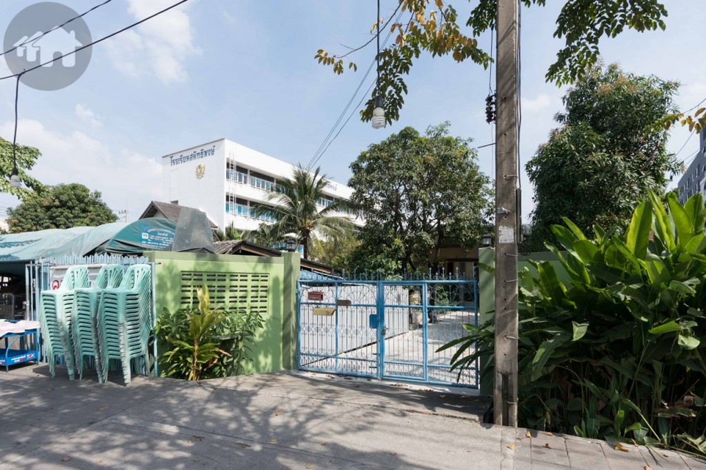 ทิศเหนือติดบ้านเดี่ยว 2 ชั้น และถัดไปเป็นโรงเรียนสมิทธิพงษ์