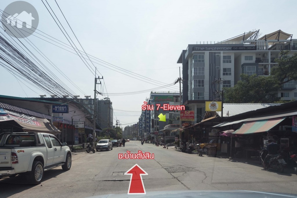 ภายในซอยมีทั้งร้านอาหาร ร้านขายยา และร้าน 7-Eleven ให้บริการ