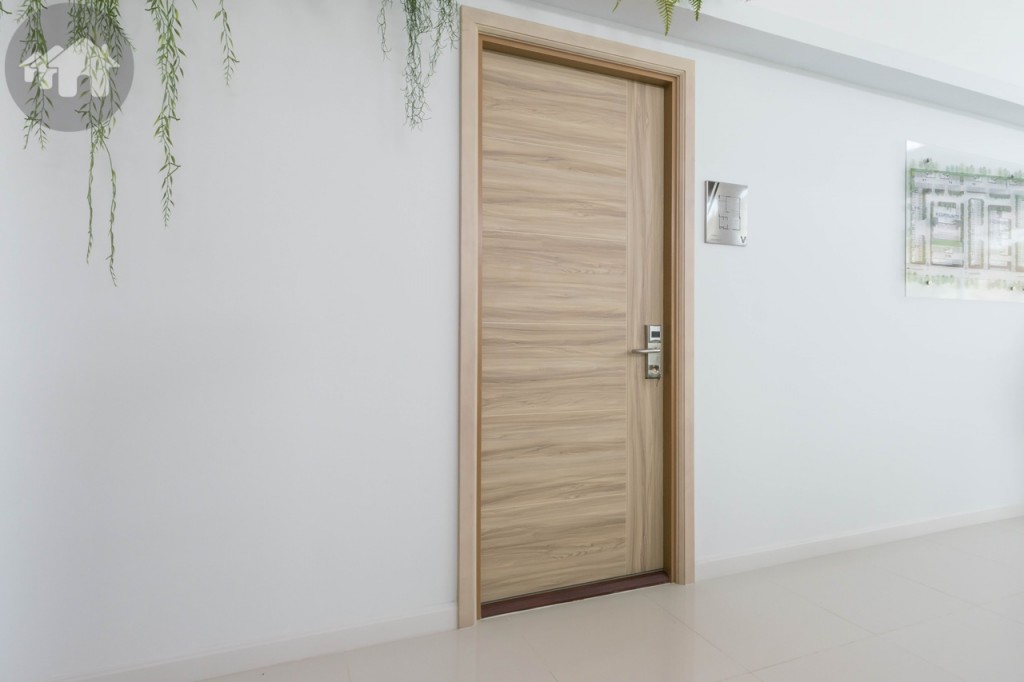 ประตูไม้อัดปิดแผ่นลามิเนตบานสูง กว้างประมาณ 90 เซนติเมตร สูงประมาณ 2.20 เมตร พร้อม Digital Door Lock