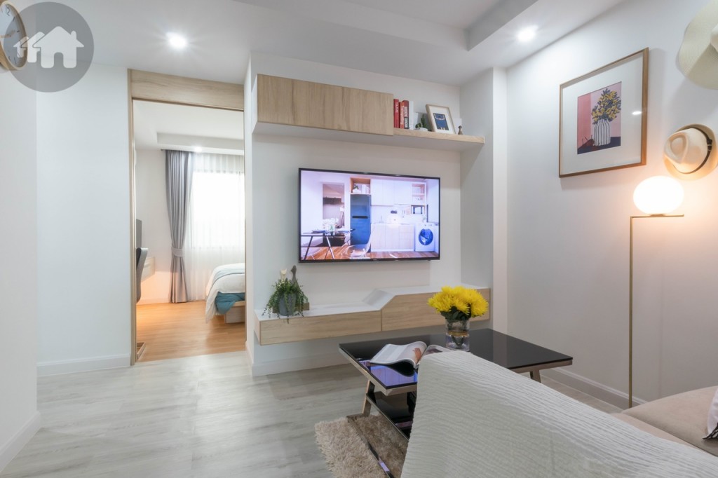 เข้ามาภายในห้องเป็นห้องรับแขก เชื่อมต่อกับห้องนอน ทางเดินเข้าห้องกว้างประมาณ 1.35 เมตร โปร่งโล่งด้วยเพดานสูง 2.50 เมตร ดร็อปฝ้าในส่วนที่ติดตั้งไฟดาวน์ไลท์ทำให้ห้องดูโปร่งมากขึ้น ส่วนนี้เพดานสูง 2.35 เมตร พื้นปูกระเบื้องยางพร้อมบัวเชิงผนัง