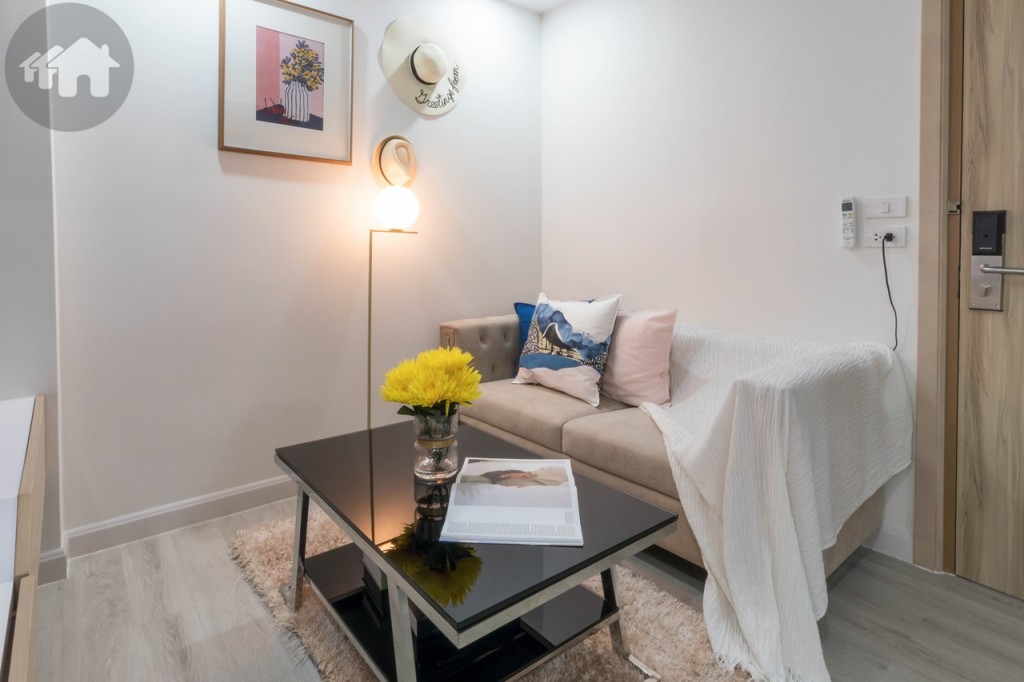 ห้องรับแขกมาพร้อมกับโซฟาขนาด 2 ที่นั่ง ยาว 1.8 เมตร และโต๊ะกลาง