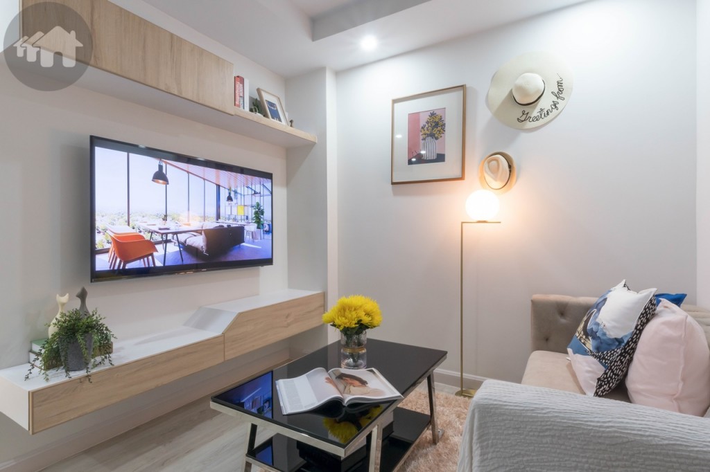 ตรงข้ามเป็นตู้วางโทรทัศน์บิลท์อิน ห่างจากโซฟาประมาณ 1.5 เมตร