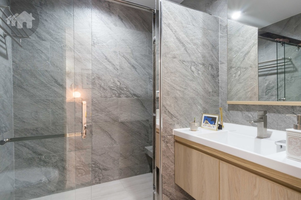 ห้องน้ำขนาดใหญ่พื้นและผนังปูกระเบื้องแกรนิตโต้ ขนาด 32x78 เซนติเมตร เพดานห้องน้ำสูง 2.30 เมตร