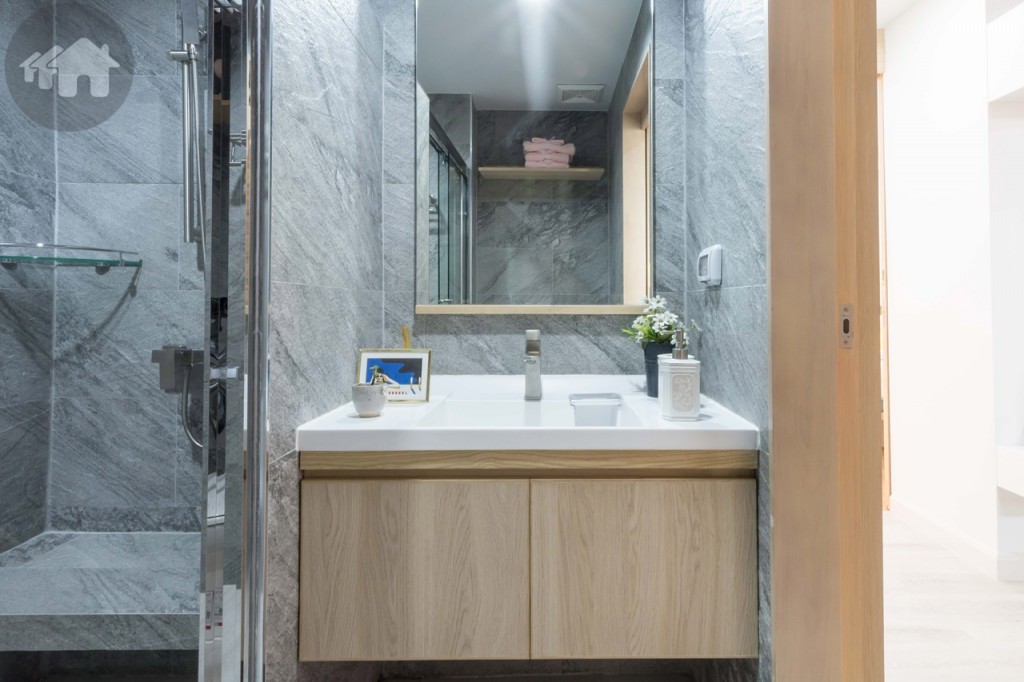 อ่างล้างหน้าอุปกรณ์มาตรฐานโครงการ มาพร้อมกระจกเงาบานใหญ่ ด้านข้างติดตั้งปลั๊กไฟพร้อมที่กันน้ำ