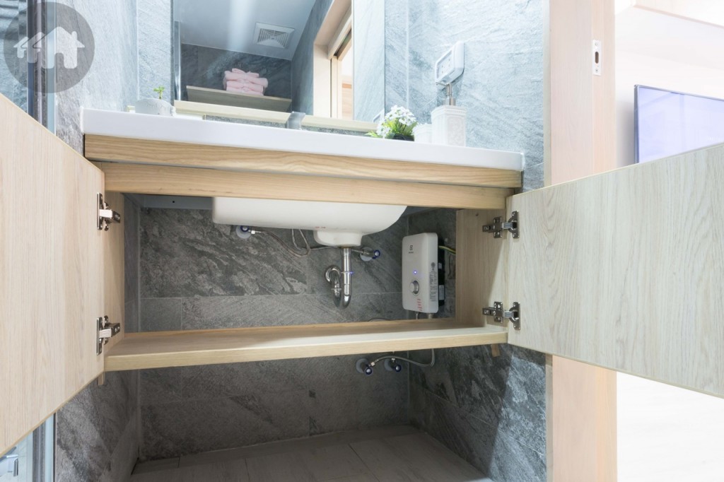 ด้านล่างอ่างล้างหน้าเป็นตู้เก็บของ และติดตั้งเครื่องทำน้ำอุ่นสำหรับก๊อกน้ำและฝักบัวให้พร้อม