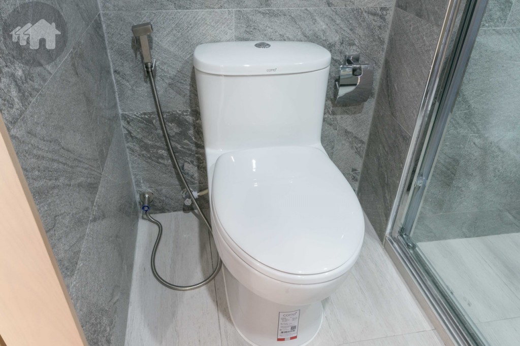 โถสุขภัณฑ์ของ Cotto หรือเทียบเท่า พร้อมสายฉีดชำระ และที่ใส่กระดาษชำระ