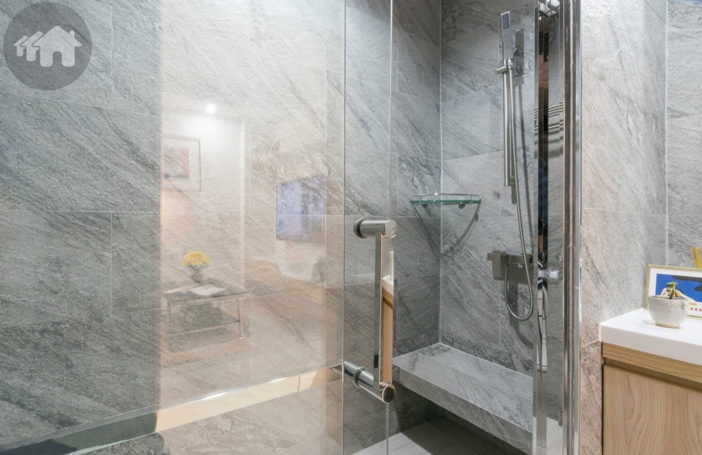 พื้นที่อาบน้ำอีกด้านหนึ่งออกแบบเป็นที่นั่งอาบน้ำ และที่วางอุปกรณ์อาบน้ำ