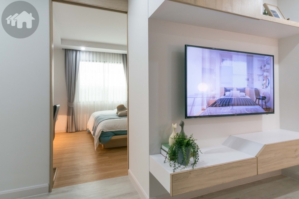 ห้องรับแขกเชื่อมต่อกับห้องนอนกั้นเป็นสัดส่วนด้วยประตูบานเลื่อนเช่นเดียวกับประตูห้องน้ำ