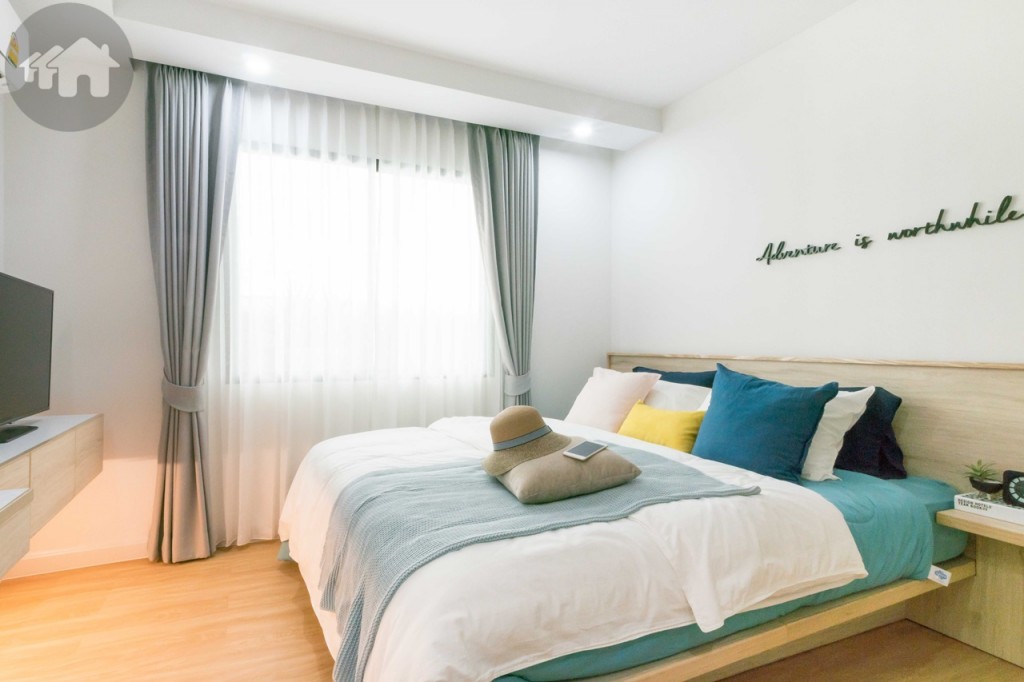 ห้องนอนขนาดใหญ่ พิเศษกว่าโครงการอื่นเพราะสามารถวางเตียงขนาด 6 ฟุตได้สบาย ๆ เพดานดร็อปฝ้าเพิ่มความโปร่งโล่งให้กับห้อง