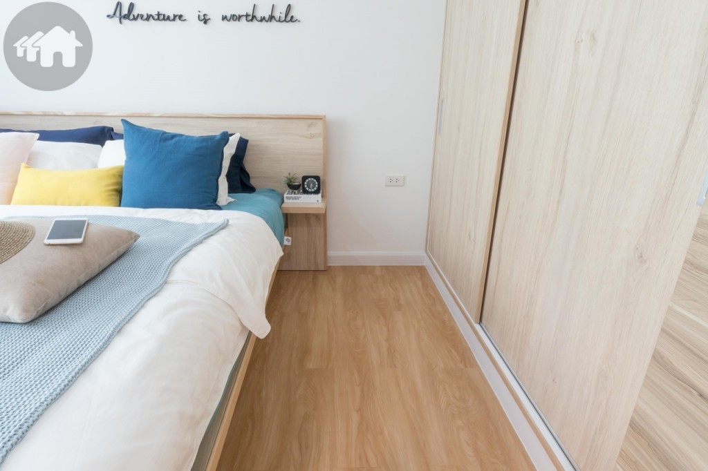 ตู้เสื้อผ้าบิลท์อินห่างจากข้างเตียงประมาณ 90 เซนติเมตร