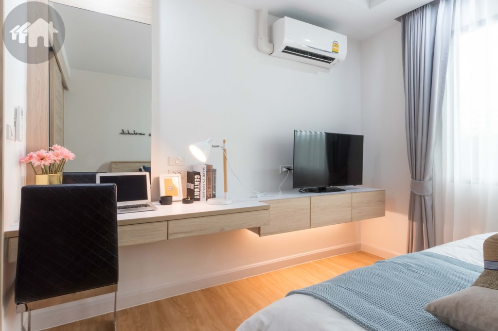 ปลายเตียงติดตั้งโต๊ะเครื่องแป้ง พร้อมกระจกเงาบานใหญ่ โต๊ะอ่านหนังสือ และตู้วางโทรทัศน์บิลท์อิน