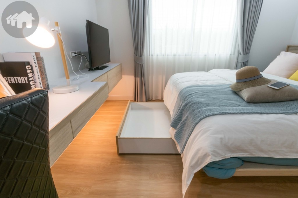 พื้นที่ปลายเตียงกว้างประมาณ 90 เซนติเมตร เตียงออกแบบให้มีลิ้นชักเก็บเครื่องนอนด้านล่าง