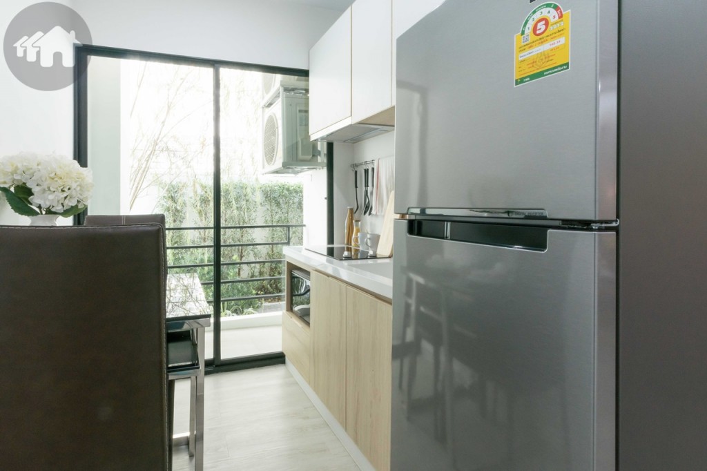 ห้องครัว ทางเดินกว้างประมาณ 60 เซนติเมตร เว้นพื้นที่ด้านข้างประมาณ 70 เซนติเมตร สามารถวางตู้เย็นขนาด 8 คิว ได้สบายๆ