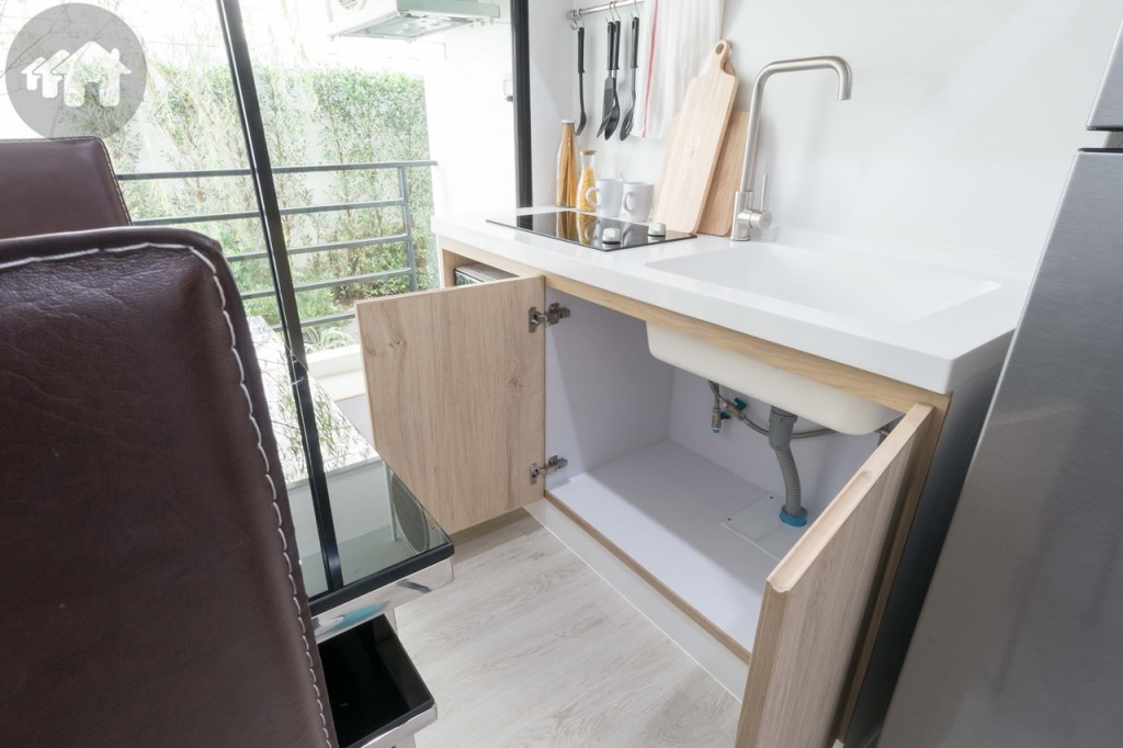 ตู้ครัวบิลท์อินด้านล่างเก็บของได้หลากหลาย พร้อมที่วางไมโครเวฟ