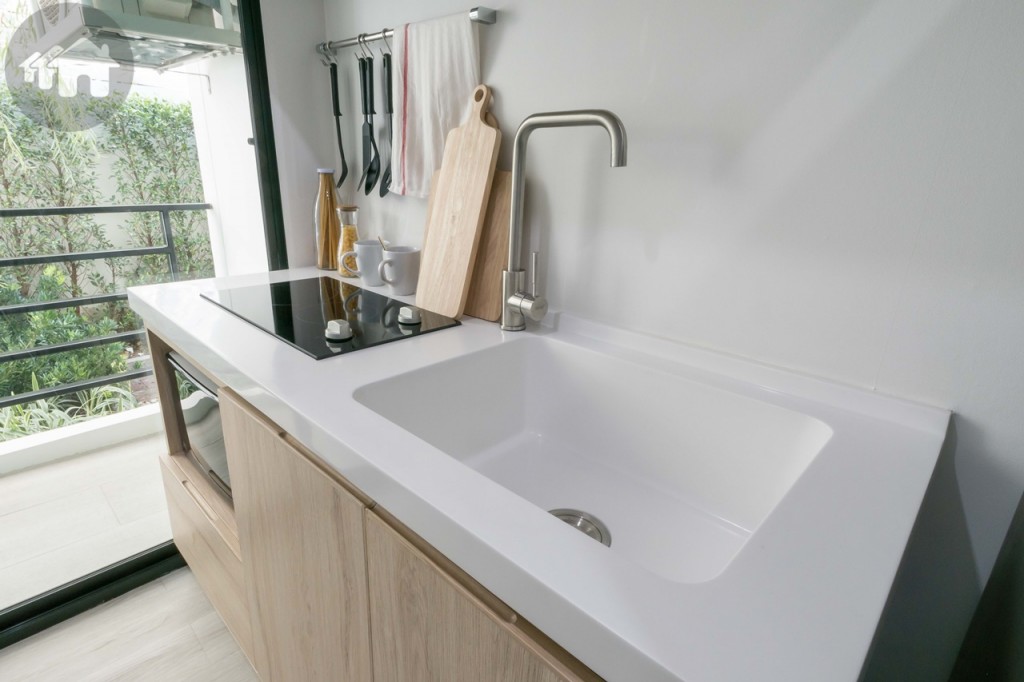 อ่างล้างจานอุปกรณ์มาตรฐานโครงการ ตัว Top เคาน์เตอร์ครัวเป็นหินเทียมสีขาว