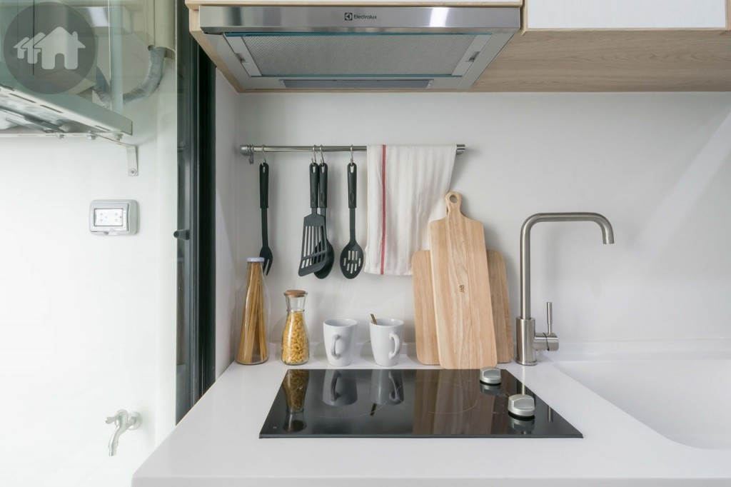 เตาไฟฟ้า 2 หัว และเครื่องดูดควันของ Electrolux หรือเทียบเท่า บนผนังติดตั้งที่แขวนอุปกรณ์ครัว