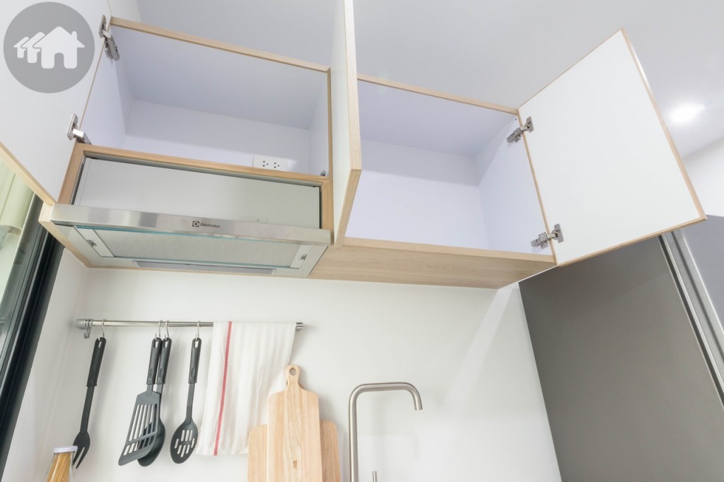 ตู้ครัวบิลท์อินด้านบนเก็บของได้หลากหลายเช่นกัน