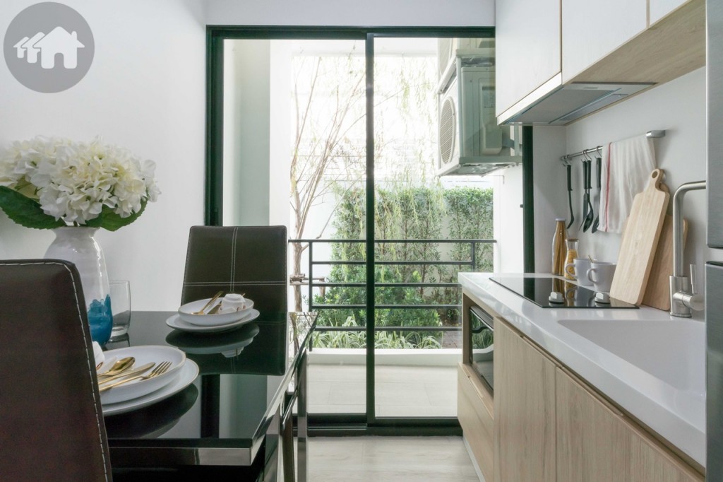 ห้องครัวเชื่อมต่อกับระเบียงด้วยประตูกระจกบานเลื่อน และบานฟิกซ์ ขอบประตูยกพื้นสูงประมาณ 4 เซนติเมตร ด้านนอกติดตั้งคอมเพรสเซอร์เครื่องปรับอากาศ สูงจากพื้นประมาณ 1.4 เมตร