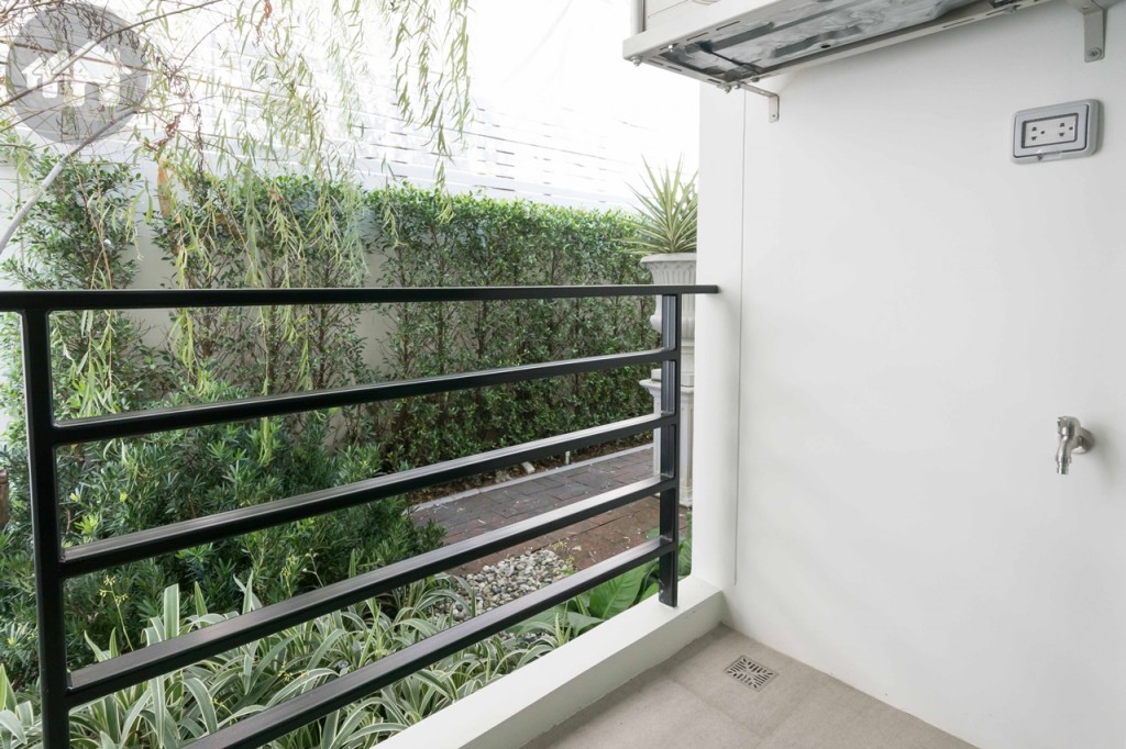 ระเบียงกว้างประมาณ 95 เซนติเมตร ยาวประมาณ 1.80 เมตร รั้วสูงประมาณ 90 เซนติเมตร พื้นปูกระเบื้องแกรนิตโต้ ขนาด 32x78 เซนติเมตร พร้อมติดตั้งท่อระบายน้ำ ก๊อกน้ำ และปลั๊กไฟพร้อมที่กันน้ำให้เรียบร้อย สามารถทำเป็นส่วนซักล้าง และติดตั้งเครื่องซักผ้าได้