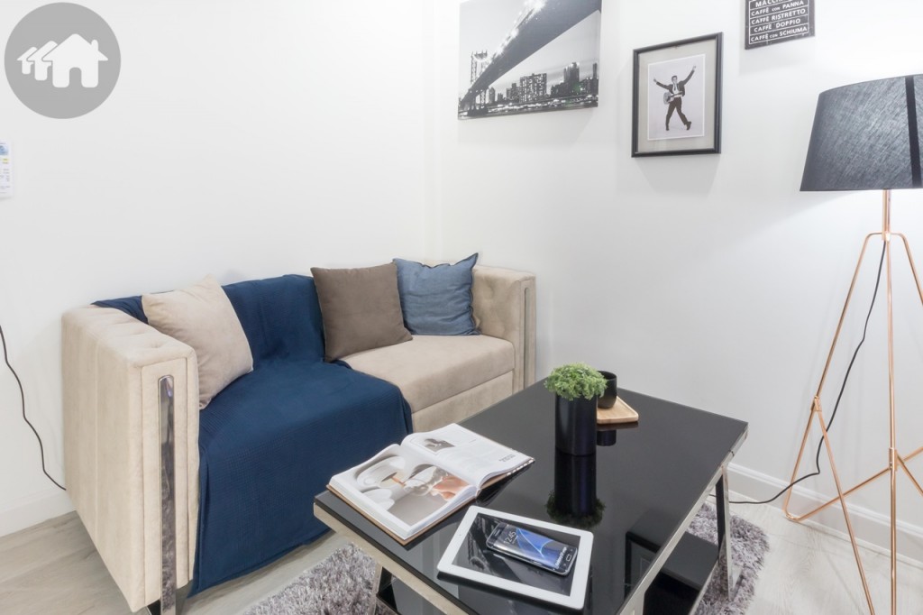 ห้องรับแขกมาพร้อมกับโซฟาขนาด 3 ที่นั่ง ยาว 2 เมตร และโต๊ะกลาง