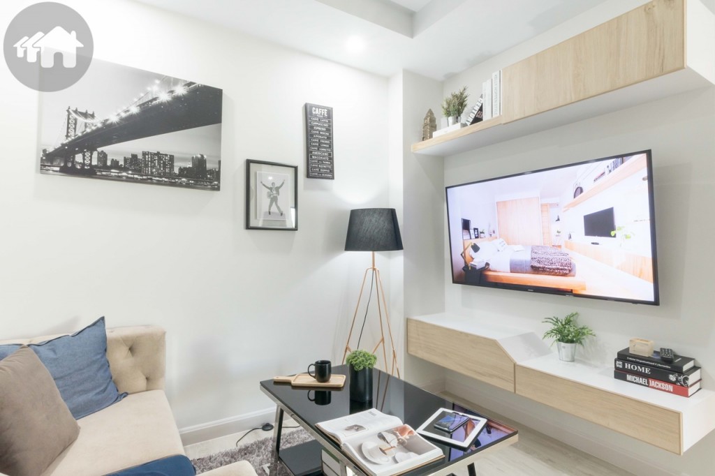 ตรงข้ามเป็นตู้วางโทรทัศน์บิลท์อิน ห่างจากโซฟาประมาณ 1.6 เมตร