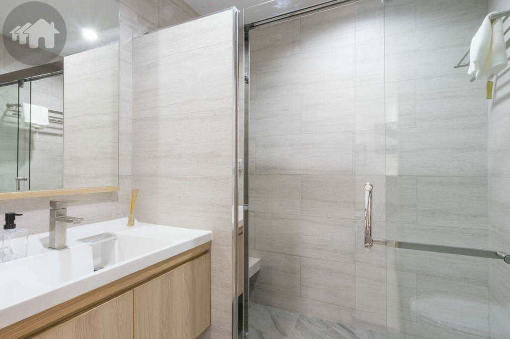 ใกล้กับห้องรับแขกเป็นห้องน้ำกั้นด้วยประตูไม้อัดปิดแผ่นลามิเนตแบบรางเลื่อนด้านบน ห้องน้ำขนาดใหญ่พื้นและผนังปูกระเบื้องแกรนิตโต้ ขนาด 32x78 เซนติเมตร เพดานห้องน้ำสูง 2.30 เมตร อ่างล้างหน้าอุปกรณ์มาตรฐานโครงการ มาพร้อมกระจกเงาบานใหญ่ ด้านล่างอ่างล้างหน้าเป็นตู้เก็บของ และติดตั้งเครื่องทำน้ำอุ่นสำหรับก๊อกน้ำและฝักบัวให้พร้อม