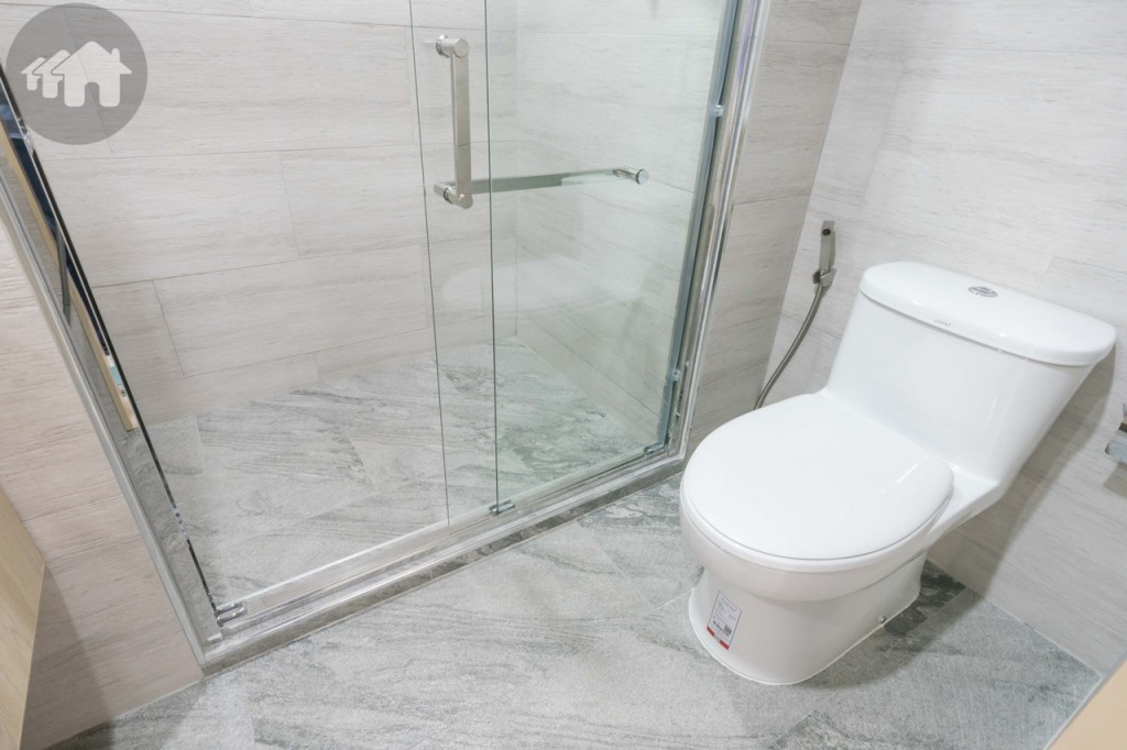 โถสุขภัณฑ์ของ Cotto หรือเทียบเท่า พร้อมสายฉีดชำระ และที่ใส่กระดาษชำระ