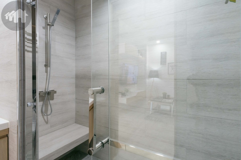 พื้นที่อาบน้ำกั้นเป็นสัดส่วนด้วยประตูกระจกเทมเปอร์แบบบานเลื่อน พร้อมระบบกันกระแทก ขอบประตูยกพื้นสูงประมาณ 10 เซนติเมตร พื้นที่อาบน้ำกว้างประมาณ 90 เซนติเมตร ยาวประมาณ 1.90 เมตร พื้นที่อาบน้ำออกแบบเป็นที่นั่งอาบน้ำ และที่วางอุปกรณ์อาบน้ำ ฝักบัวอุปกรณ์มาตรฐานของโครงการ