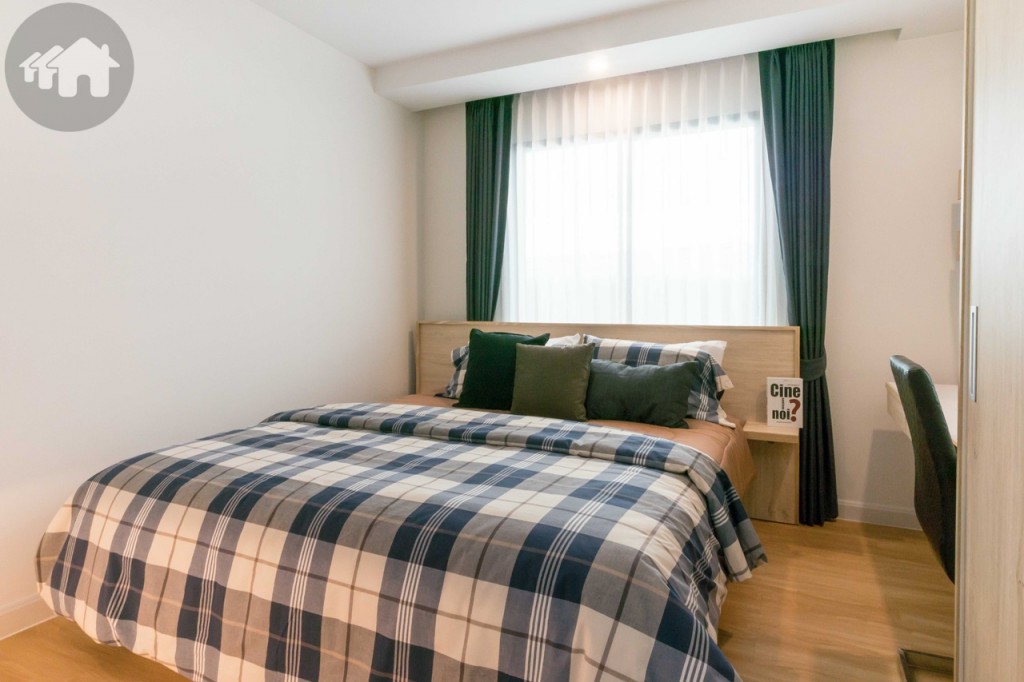 ห้องรับแขกเชื่อมต่อกับห้องนอนกั้นเป็นสัดส่วนด้วยประตูบานเลื่อนเช่นเดียวกับประตูห้องน้ำ ห้องนอนขนาดใหญ่ วางเตียงขนาด 6 ฟุตได้สบาย ๆ เพดานดร็อปฝ้าเพิ่มความโปร่งโล่งให้กับห้อง ห้องจริงจะวางเลย์เอาท์เหมือนกับห้อง Type A1 แต่ห้องตัวอย่างออกแบบเช่นนี้เพื่อเลี่ยงการหันหัวนอนไปทางทิศตะวันตก ซึ่งผิดหลักฮวงจุ้ย ถือว่าใส่ใจตั้งแต่ห้องตัวอย่าง