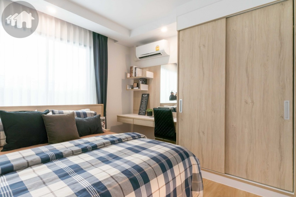 ตู้เสื้อผ้าบิลท์อินขนาดใหญ่ โต๊ะเครื่องแป้ง พร้อมกระจกเงาบานใหญ่ และโต๊ะอ่านหนังสือบิลท์อิน