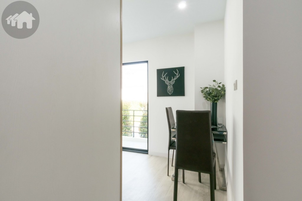 ทางเดินเชื่อมต่อไปห้องครัวกว้างประมาณ 90 เซนติเมตร