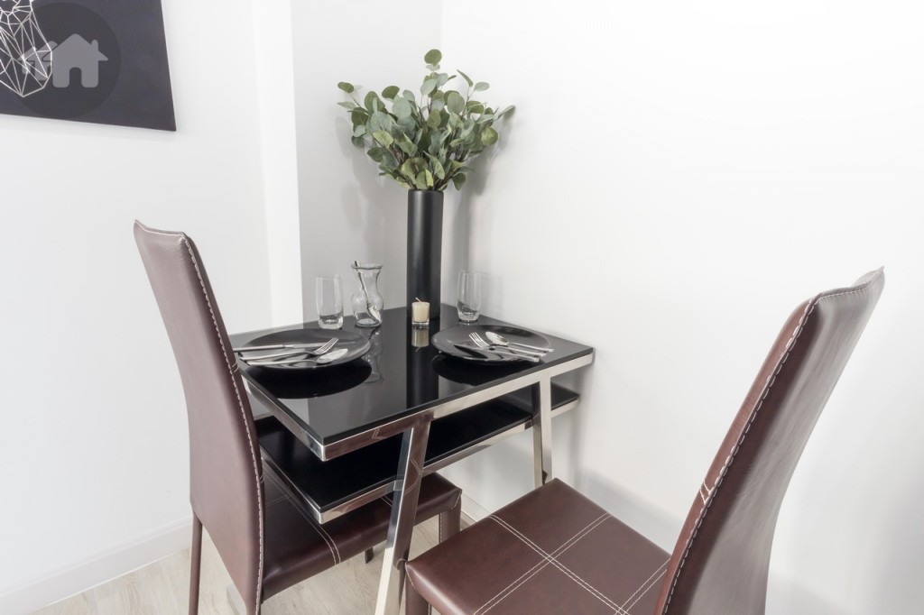 โต๊ะรับประทานอาหาร และเก้าอี้ 3 ตัว