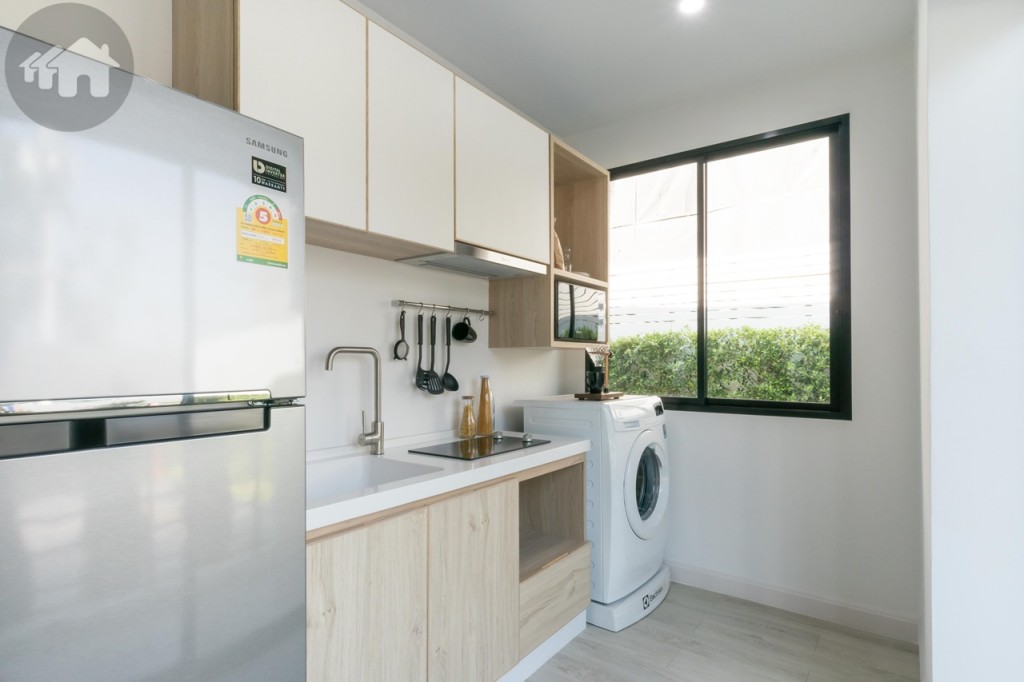 ห้องครัวขนาดกว้างขวาง ทางเดินกว้างประมาณ 1.4 เมตร มาพร้อมตู้ครัวบิลท์อินบน-ล่าง อ่างล้างจานอุปกรณ์มาตรฐานโครงการ เตาไฟฟ้า 2 หัว และเครื่องดูดควันของ Electrolux หรือเทียบเท่า เว้นพื้นที่ด้านข้างประมาณ 1 เมตร สามารถวางตู้เย็นขนาด 8 คิวขึ้นไป ได้สบาย ๆ อีกด้านติดหน้าต่างบานเลื่อนแบบสลับกว้างประมาณ 70 เซนติเมตร สามารถวางเครื่องซักผ้าได้