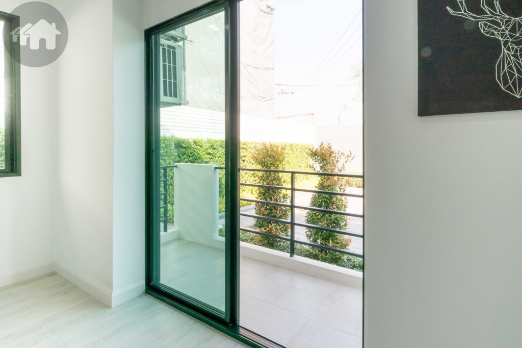 ห้องครัวเชื่อมต่อกับระเบียงด้วยประตูกระจกบานเลื่อน และบานฟิกซ์ ขอบประตูยกพื้นสูงประมาณ 4 เซนติเมตร ระเบียงกว้างประมาณ 1 เซนติเมตร ยาวประมาณ 2.85 เมตร รั้วสูงประมาณ 90 เซนติเมตร พื้นปูกระเบื้องแกรนิตโต้ ขนาด 32x78 เซนติเมตร