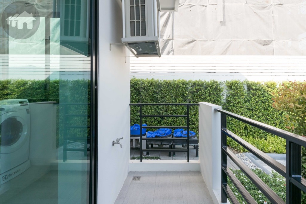 ติดตั้งคอมเพรสเซอร์เครื่องปรับอากาศสูงประมาณ 1.60 เมตร พร้อมท่อระบายน้ำ และก๊อกน้ำให้เรียบร้อย เนื่องจากวางเครื่องซักผ้าไว้ในห้องครัวจึงทำให้ได้พื้นที่ระเบียงกว้างขึ้น