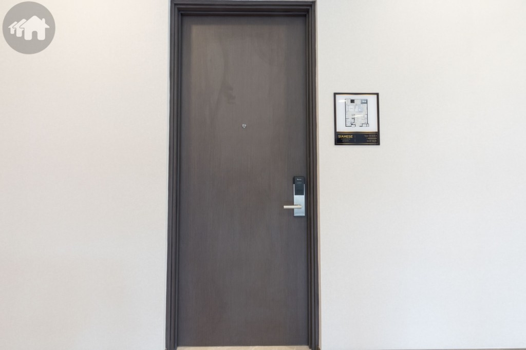 ประตูทางเข้าห้องขนาดใหญ่ กว้างประมาณ 90 เซนติเมตร สูงประมาณ 2.30 เมตร พร้อม Digital Door Lock