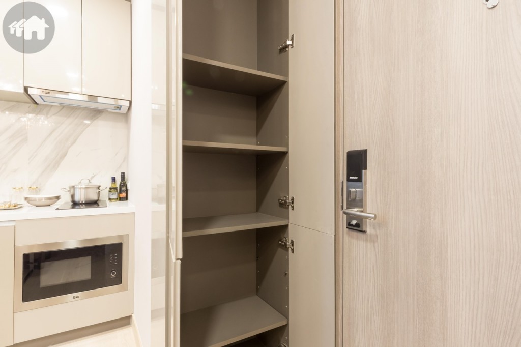 ใกล้กับประตูทางเข้ามีตู้เก็บของบิลท์อิน