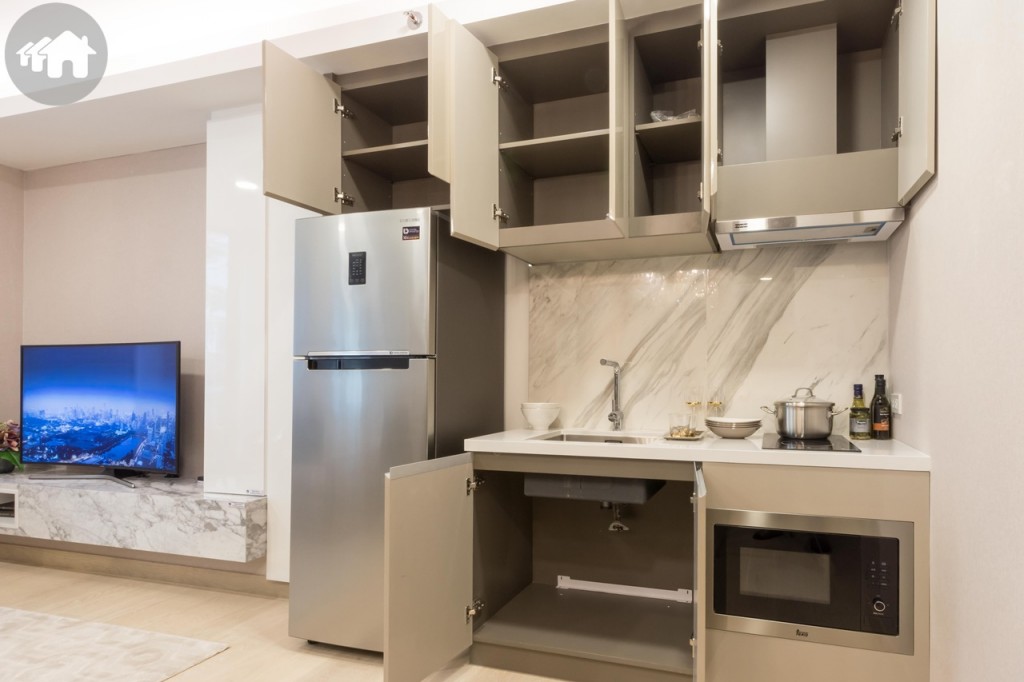 อีกด้านเป็นห้องครัว มาพร้อมตู้ครัวบิลท์อินบน-ล่าง และเตาไมโครเวฟของ Teka ตัว Top เคาน์เตอร์ครัวด้านล่างเป็นหินสังเคราะห์ Back splash ด้านหลังเคาน์เตอร์เป็นกระเบื้องลายหินอ่อน ทางเดินส่วนนี้กว้างประมาณ 1.40 เมตร เดินเข้า-ออกสะดวก