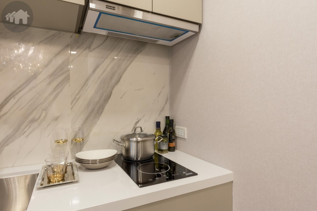 เตาไฟฟ้า 2 หัว พร้อมเครื่องดูดควันของ Franke ทั้งนี้ อาคารออกแบบให้มีปล่องควันกลาง โดยเครื่องดูดควันจะดูดควันไปรวมที่ปล่องกลางแล้วปล่อยออกสู่ด้านนอก ทำให้ควันไม่ไหลวนอยู่ภายในอาคาร